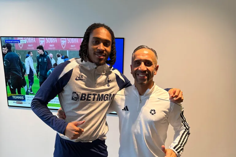 Riz Rehman, un ancien footballeur qui encadre de jeunes joueurs, photographié avec Djed Spence [Courtesy of Riz Rehman]