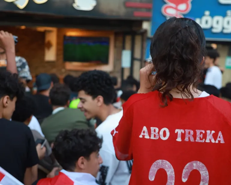 Les fans de football égyptiens regardent les huitièmes de finale de la Coupe du monde de leur équipe contre l'Argentine à Gizeh, en Égypte. [Al Jazeera]