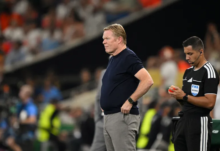 L'entraîneur-chef des Pays-Bas, Ronald Koeman, fait des gestes lors des 32 matchs de la Coupe du monde 2026 entre les Pays-Bas et le Maroc au stade de Monterrey à Guadalupe, le 29 juin 2026.