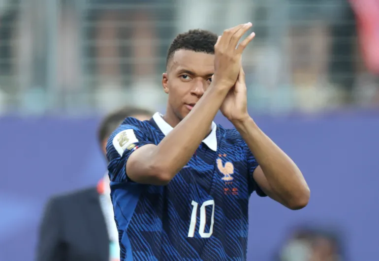 L'attaquant français n°10 Kylian Mbappe célèbre après avoir remporté les seizièmes de finale de la Coupe du monde 2026 entre la France et la Suède au stade New York/New Jersey à East Rutherford le 30 juin 2026.