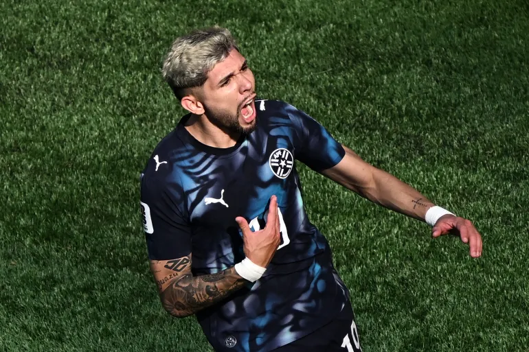 Le milieu de terrain paraguayen #19 Julio Enciso célèbre le premier but de son équipe lors des huitièmes de finale de la Coupe du monde 2026 entre l'Allemagne et le Paraguay au stade de Boston à Foxborough le 29 juin 2026.