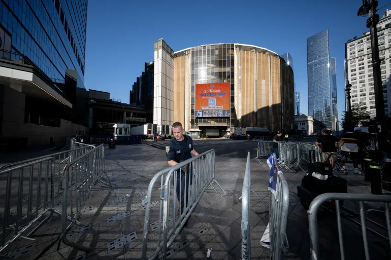 NEW YORK, NEW YORK - 2 JUILLET : la police a installé des barricades autour du Madison Square Garden le 2 juillet 2026 à New York. Selon certaines informations, plusieurs permis ont été déposés auprès de la ville de New York autour du site. Il y a eu des informations non confirmées selon lesquelles Taylor Swift et Travis Kelce célébreraient leur mariage dans la région. Roy Rochlin/Getty Images/AFP (Photo de Roy Rochlin / GETTY IMAGES AMÉRIQUE DU NORD / Getty Images via AFP)