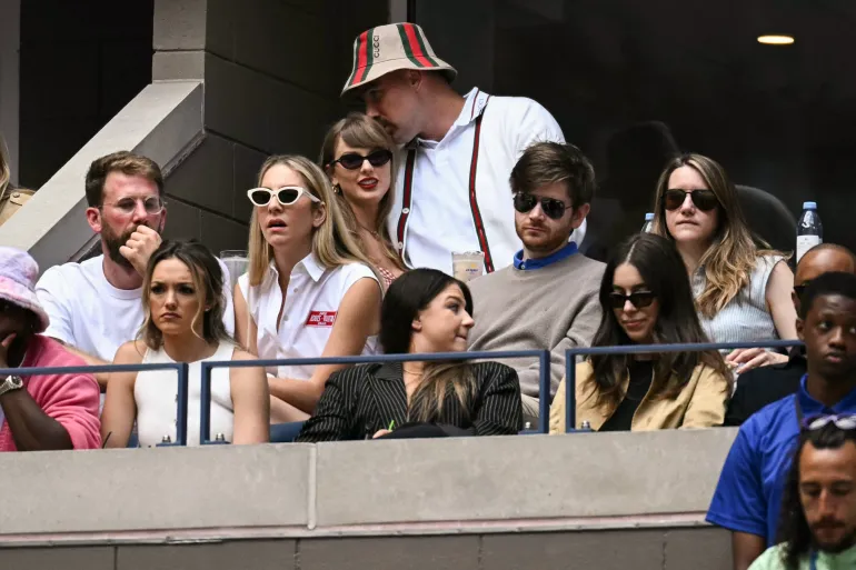 (FILES) (Rangée supérieure de gauche à droite) Le musicien américain Taylor Swift et le joueur de football américain de la NFL Travis Kelce assistent au match final masculin entre Jannik Sinner de l'Italie et Taylor Fritz des États-Unis le quatorzième jour du tournoi de tennis de l'US Open au centre national de tennis de l'USTA Billie Jean King à New York, le 8 septembre 2024.