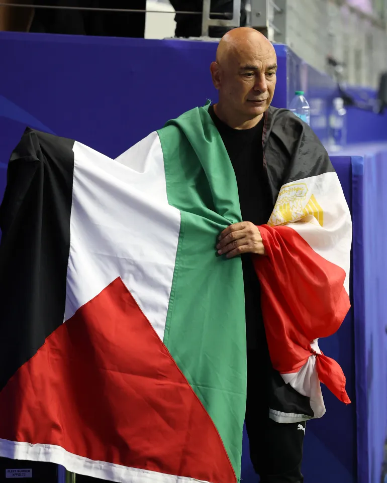 ARLINGTON, TEXAS - 03 JUILLET : Hossam Hassan, entraîneur-chef de l'Égypte, détient le drapeau de la Palestine après la victoire de l'équipe grâce aux tirs au but lors des huitièmes de finale de la Coupe du Monde de la FIFA 2026 entre l'Australie et l'Égypte au stade de Dallas le 3 juillet 2026 à Arlington, Texas. Molly Darlington/Getty Images/AFP (Photo de Molly Darlington / GETTY IMAGES NORTH AMERICA / Getty Images via AFP)