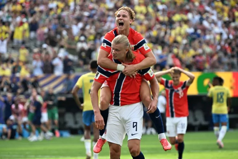 L'attaquant norvégien n°09 Erling Braut Haaland célèbre le deuxième but de son équipe avec son coéquipier le milieu de terrain n°21 Andreas Schjelderup lors des huitièmes de finale de la Coupe du monde 2026 entre le Brésil et la Norvège au stade New York/New Jersey à East Rutherford le 5 juillet 2026.