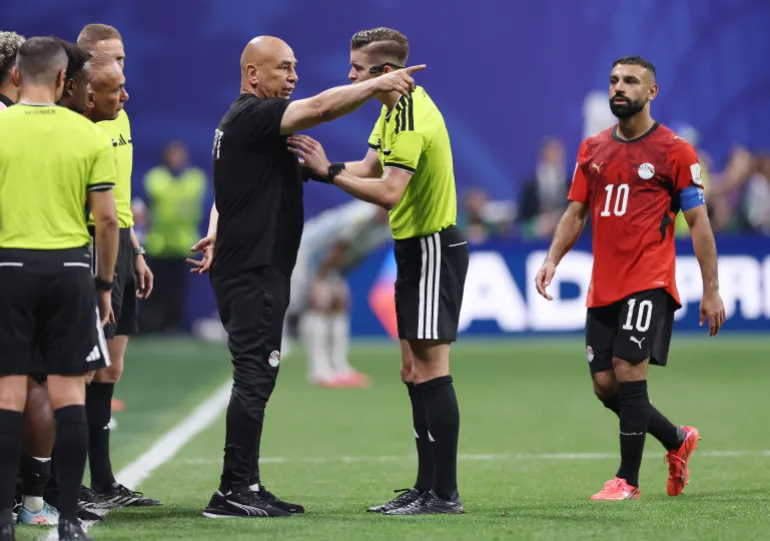 ATLANTA, GÉORGIE - 07 JUILLET : Hossam Hassan, entraîneur-chef de l'Égypte, discute avec l'arbitre François Letexier lors du match de 16 de la coupe du monde de la FIFA 2026 entre l'Argentine et l'Égypte au stade d'Atlanta le 07 juillet 2026 à Atlanta, Géorgie. Buda Mendes/Getty Images/AFP (Photo de Buda Mendes / GETTY IMAGES AMÉRIQUE DU NORD / Getty Images via AFP)