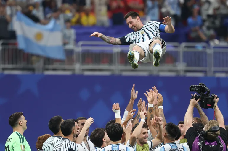 L'attaquant argentin n°10 Lionel Messi est soulevé par ses coéquipiers alors qu'ils célèbrent après avoir remporté les huitièmes de finale de la Coupe du monde 2026 entre l'Argentine et l'Égypte au stade d'Atlanta à Atlanta le 7 juillet 2026.