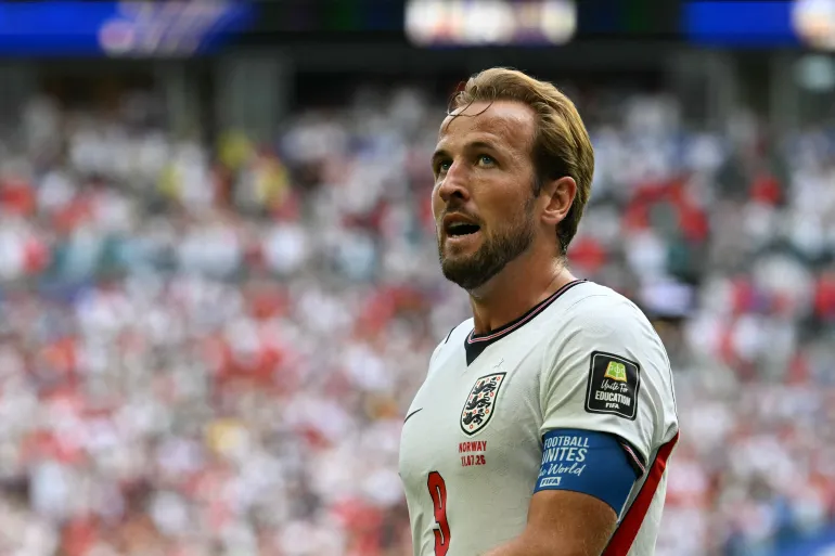 L'attaquant anglais n°09 Harry Kane réagit après avoir été signalé hors-jeu lors du quart de finale de la Coupe du monde de football 2026 entre la Norvège et l'Angleterre au Miami Stadium de Miami, le 11 juillet 2026.