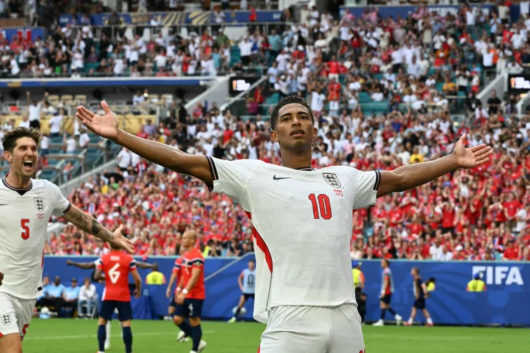 Le milieu de terrain anglais n°10 Jude Bellingham célèbre le deuxième but de son équipe lors du quart de finale de la Coupe du monde de football 2026 entre la Norvège et l'Angleterre au Miami Stadium de Miami, le 11 juillet 2026.