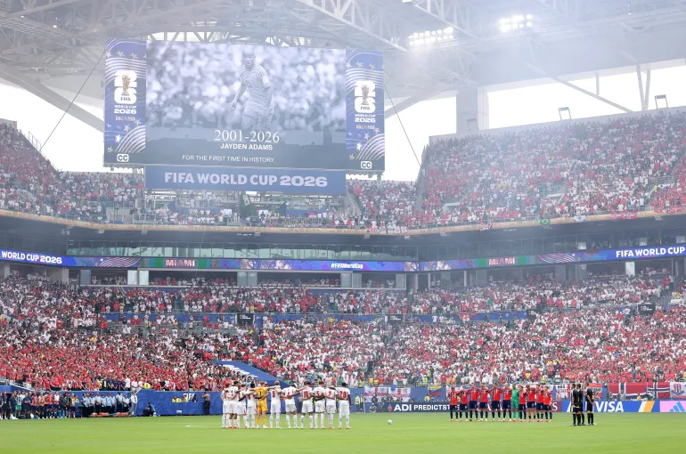 MIAMI GARDENS, FLORIDE - 11 JUILLET : les joueurs prennent un moment de silence pour Jayden Adams, d'Afrique du Sud, avant le match de quart de finale de la coupe du monde de la FIFA 2026 entre la Norvège et l'Angleterre au stade de Miami, le 11 juillet 2026 à Miami Gardens, en Floride. Justin Setterfield/Getty Images/AFP (Photo de Justin Setterfield / GETTY IMAGES NORTH AMERICA / Getty Images via AFP)