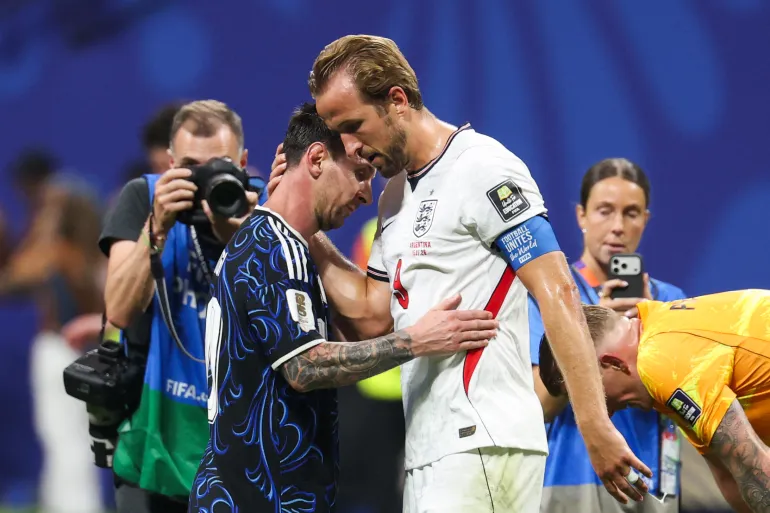 L'attaquant argentin n°10 Lionel Messi (à gauche) et l'attaquant anglais n°09 Harry Kane (à droite) s'embrassent après la demi-finale de la Coupe du monde de football 2026 entre l'Angleterre et l'Argentine au stade d'Atlanta à Atlanta, le 15 juillet 2026.