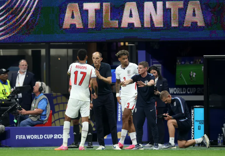 ATLANTA, GÉORGIE - 15 JUILLET : Thomas Tuchel, directeur de l'Angleterre, s'adresse à Morgan Rogers #17 tandis que Nico O'Reilly #3 d'Angleterre se tient sur la ligne de contact pour le remplacer lors du match de demi-finale de la Coupe du Monde de la FIFA 2026 entre l'Angleterre et l'Argentine au stade d'Atlanta le 15 juillet 2026 à Atlanta, Géorgie. Richard Pelham/Getty Images/AFP (Photo de Richard Pelham / GETTY IMAGES NORTH AMERICA / Getty Images via AFP)