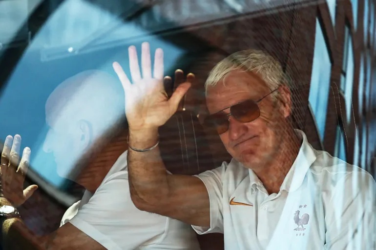 L'entraîneur-chef français Didier Deschamps (R) et l'entraîneur adjoint français Guy Stephan (L) sont assis dans un bus alors que l'équipe quitte son hôtel pour se rendre à Miami le 16 juillet 2026, à Boston, avant le match de médaille de bronze de la Coupe du monde 2026 entre la France et l'Angleterre. (Photo de FRANCK FIFE / AFP)