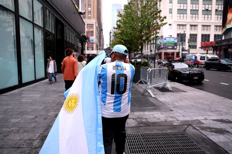 NEW YORK, NEW YORK - 18 JUILLET : les supporters argentins montrent leur soutien à Lionel Messi alors qu'ils se promènent dans New York avant le match final de la Coupe du Monde de la FIFA 2026 contre l'Espagne à Times Square le 18 juillet 2026 à New York. Carl Recine/Getty Images/AFP (Photo de Carl Recine / GETTY IMAGES NORTH AMERICA / Getty Images via AFP)