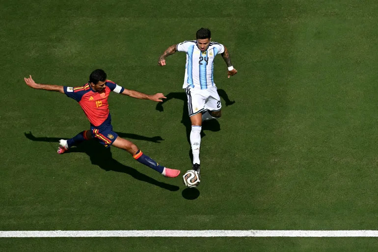 Le milieu de terrain espagnol n°16 Rodri et le milieu de terrain argentin n°24 Enzo Fernandez se battent pour le ballon lors du match final de la Coupe du monde de football 2026 entre l'Espagne et l'Argentine au stade New York/New Jersey à East Rutherford le 19 juillet 2026.