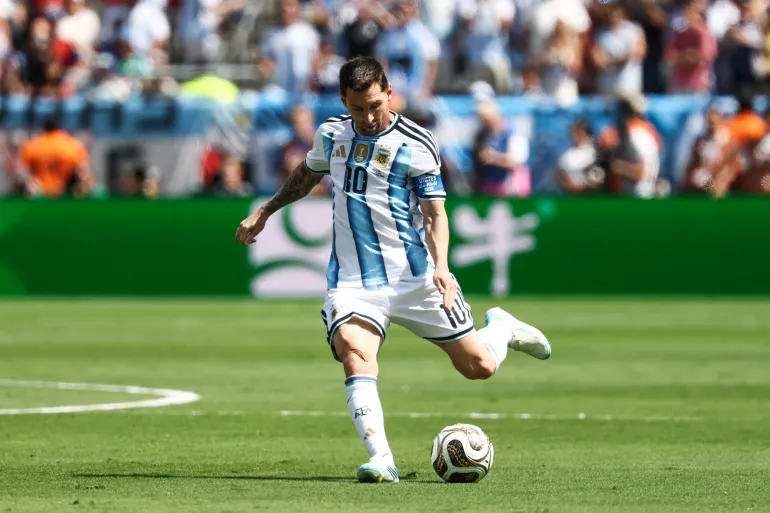L'attaquant argentin n°10 Lionel Messi donne un coup de pied dans le ballon lors du match final de la Coupe du monde de football 2026 entre l'Espagne et l'Argentine au stade New York/New Jersey à East Rutherford le 19 juillet 2026.