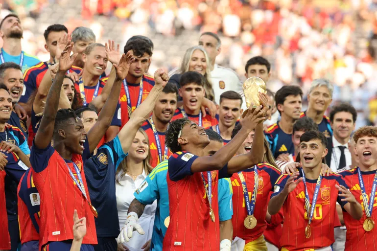 L'attaquant espagnol n°19 Lamine Yamal lève le trophée avec ses coéquipiers après avoir remporté le match final de la Coupe du monde de football 2026 entre l'Espagne et l'Argentine au stade New York/New Jersey à East Rutherford le 19 juillet 2026.