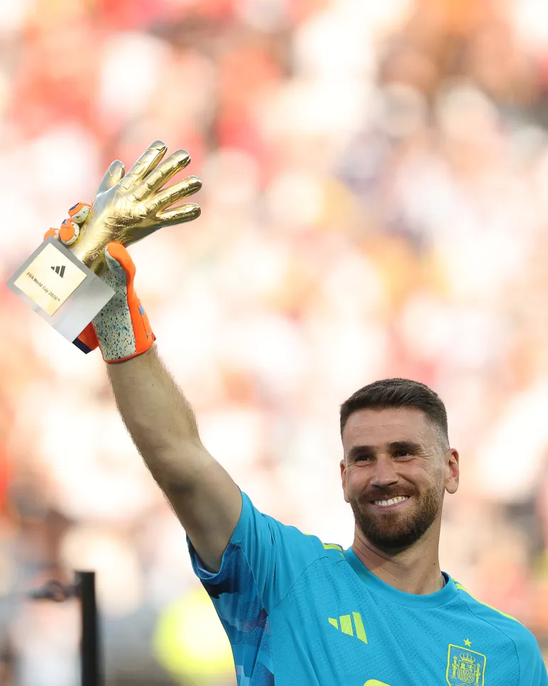 Le gardien de but espagnol n°23 Unai Simon reçoit le Golden Glove Award lors de la cérémonie de remise des prix du match final de la Coupe du monde de football 2026 entre l'Espagne et l'Argentine au stade New York/New Jersey à East Rutherford le 19 juillet 2026.
