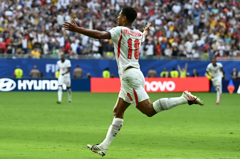 Le milieu de terrain anglais n°10 Jude Bellingham célèbre le sixième but de son équipe lors du match pour la troisième place de la Coupe du monde de football 2026 entre la France et l'Angleterre au Miami Stadium, à Miami, le 18 juillet 2026.