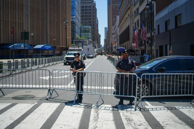 Des agents du NYPD se tiennent sur une route fermée à côté du Madison Square Garden avant un mariage signalé entre la chanteuse Taylor Swift et le joueur de la Ligue nationale de football Travis Kelce, le vendredi 3 juillet 2026, à New York. (Photo AP/Ryan Murphy)