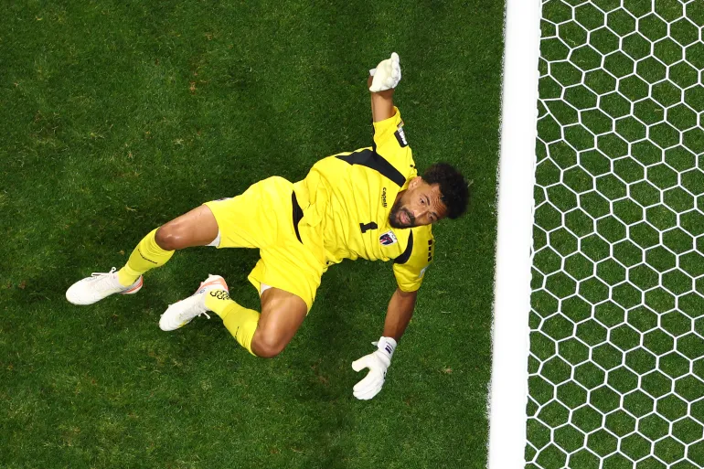 Le gardien capverdien Vozinha sauve un ballon lors du match de football du groupe H de la Coupe du monde contre l'Espagne à Atlanta, le lundi 15 juin 2026. (AP Photo/Colin Hubbard)