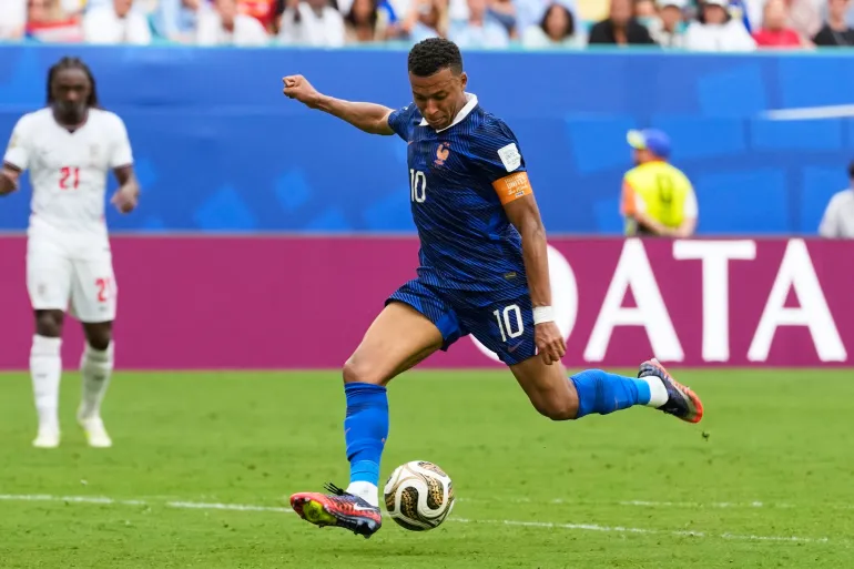 Le Français Kylian Mbappe (10 ans) marque le troisième but de son équipe lors du match de football pour la troisième place de la Coupe du monde entre la France et l'Angleterre à Miami Gardens, en Floride, le samedi 18 juillet 2026. (AP Photo/Rebecca Blackwell)