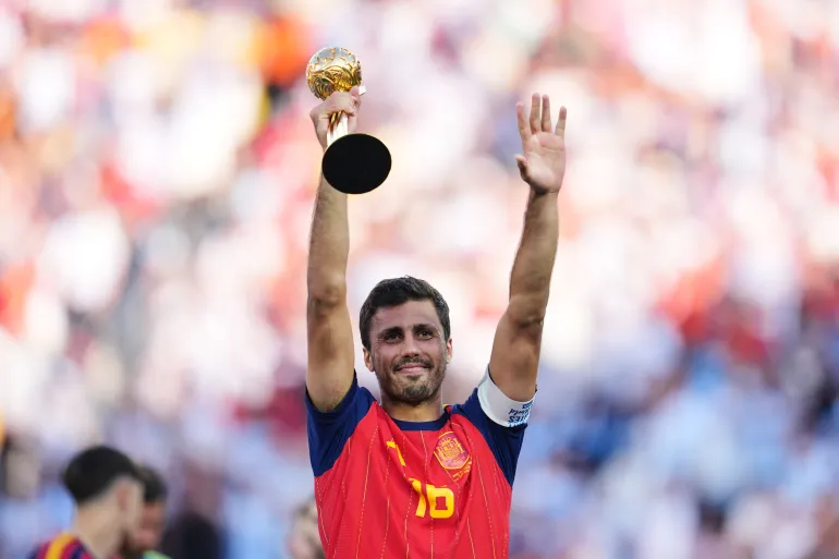 L'Espagnol Rodri célèbre avec le prix du meilleur joueur du tournoi après la finale de la Coupe du monde de football entre l'Espagne et l'Argentine à East Rutherford, New Jersey, près de New York, le dimanche 19 juillet 2026. (AP Photo/Abbie Parr)