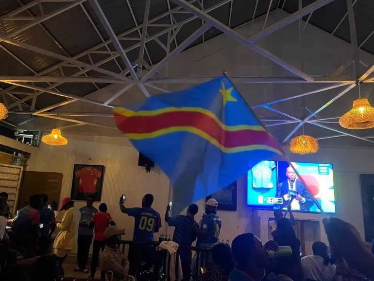Chaque match des Léopards attirait des foules bondées vers les centres de visionnage de Bunia, où les célébrations se déroulaient souvent dans les rues longtemps après le coup de sifflet final. [Prosper Heri/Al Jazeera]