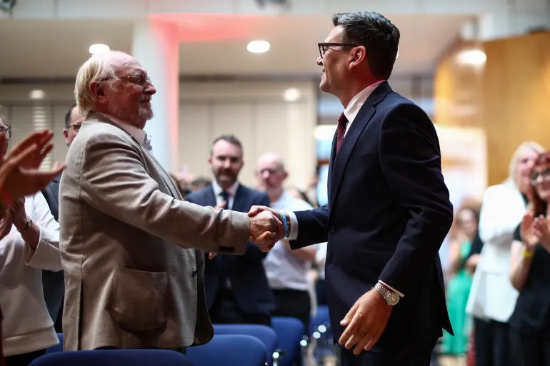 epa13117115 Andy Burnham (R), serre la main de Neil Kinnock (L), ancien chef du Parti travailliste dans les années 1980 et 1990, alors qu'il arrive avant d'être confirmé comme nouveau chef du Parti travailliste et prochain premier ministre du pays lors de la « Conférence spéciale du travail » dans le centre de Londres, en Grande-Bretagne, le 17 juillet 2026. Burnham devrait officiellement devenir le premier ministre britannique le 17 juillet 2026. 20 juillet 2026. EPA/HENRY NICHOLLS / PISCINE