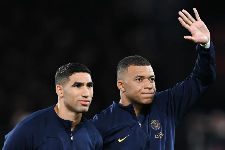 PARIS, FRANCE - 25 OCTOBRE : Achraf Hakimi et Kylian Mbappe du Paris Saint-Germain saluent alors que les joueurs du Paris Saint-Germain s'alignent pour l'hymne de l'UEFA Champions League avant le match de l'UEFA Champions League entre le Paris Saint-Germain et l'AC Milan au Parc des Princes le 25 octobre 2023 à Paris, France. (Photo de David Ramos/Getty Images)