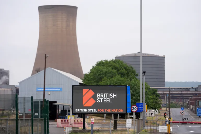SCUNTHORPE, ANGLETERRE - 16 JUILLET : un panneau à l'extérieur des usines de Scunthorpe de British Steel déclare « British Steel For The Nation » le 16 juillet 2026 à Scunthorpe, en Angleterre. Le gouvernement britannique a annoncé ce matin qu'il rendait British Steel propriété publique dans le but de "protéger la sidérurgie britannique." Le gouvernement avait auparavant pris le contrôle des opérations de l'aciérie de Scunthorpe, qui emploie environ 2 700 personnes et appartenait à la société chinoise Jingye Group. (Photo de Christopher Furlong/Getty Images)