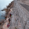 Une vue aérienne de migrants marchant à côté de barbelés alors qu'ils tentent de traverser la frontière du Texas à El Paso, au Texas, cette semaine pour demander l'asile humanitaire. Pendant ce temps, un projet de loi visant à réformer l’immigration est sur le point d’échouer à Washington.
