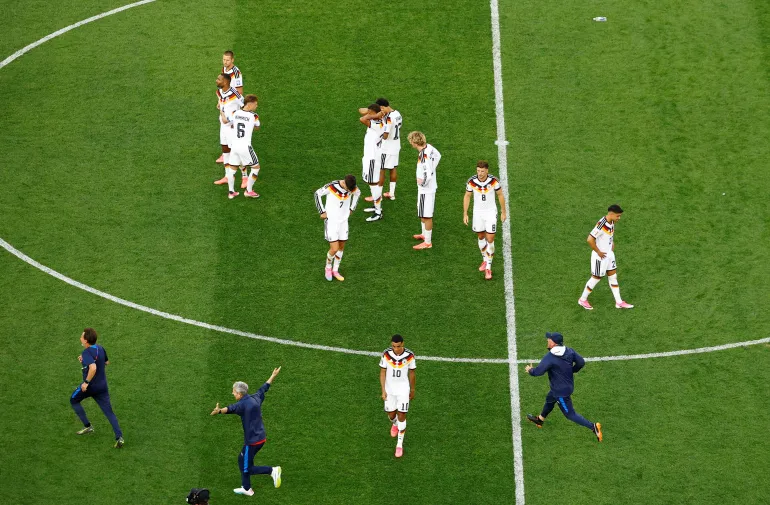 Football football - coupe du monde de la FIFA 2026 - Round de 32 - Allemagne / Paraguay - Boston Stadium, Foxborough, Massachusetts, États-Unis - 29 juin 2026 Jamal Musiala, en Allemagne, avec ses coéquipiers, semble abattu après le match alors que l'Allemagne est éliminée de la coupe du monde REUTERS/Pilar Olivares IMAGES TPX DU JOUR