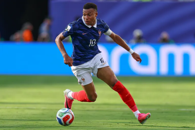 30 juin 2026 ; East Rutherford, New Jersey, États-Unis ; La France avance Kylian Mbappe (10) en action contre la Suède lors d'un match de 32 de la coupe du monde de la FIFA 2026 au stade du New York New Jersey. Crédit obligatoire : Vincent Carchietta-Imagn Images