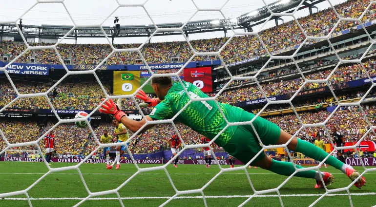 Football football - coupe du monde de la FIFA 2026 - Round de 16 - Brésil / Norvège - New York New Jersey Stadium, East Rutherford, New Jersey, États-Unis - 5 juillet 2026 Bruno Guimaraes, du Brésil, a sa pénalité sauvée par Orjan Nyland REUTERS/Dylan Martinez, de Norvège