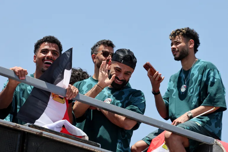 Mohamed Salah, de l'Égypte, fait la vague alors que l'équipe nationale égyptienne est accueillie par les fans à l'aéroport international d'El Alamein à son retour de la coupe du monde de la FIFA 2026, avant une réception officielle par le président Abdel Fattah al-Sisi, à El Dabaa, en Égypte, le 10 juillet 2026. REUTERS/Mohamed Abdel Ghany IMAGES TPX DU JOUR