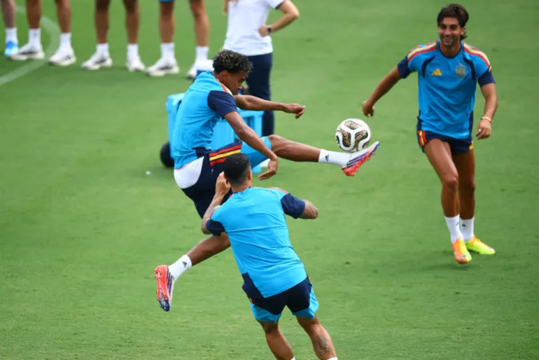 Football football - coupe du monde de la FIFA 2026 - entraînement en Espagne - Cotton Bowl Stadium, Dallas, Texas, États-Unis - 13 juillet 2026 Lamine Yamal en Espagne pendant l'entraînement REUTERS/Albert Gea