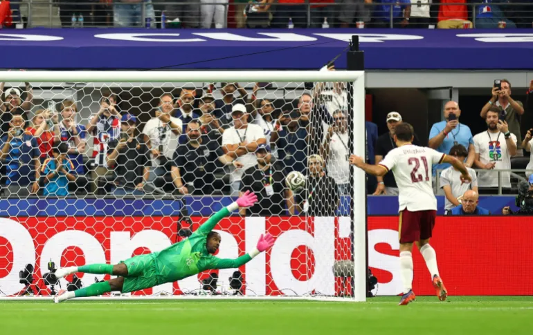 Football football - coupe du monde de la FIFA 2026 - semi-finale - France / Espagne - Dallas Stadium, Arlington, Texas, États-Unis - 14 juillet 2026 Mikel Oyarzabal, de l'Espagne, marque son premier but depuis la zone de pénalité REUTERS/Hannah Mckay IMAGES TPX DU JOUR