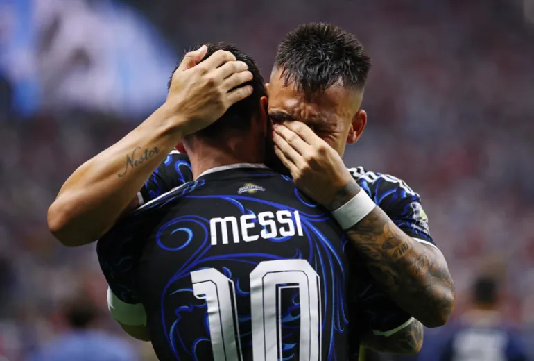 Football football - coupe du monde de la FIFA 2026 - semi-finale - Angleterre / Argentine - Atlanta Stadium, Atlanta, Géorgie, États-Unis - 15 juillet 2026 Lautaro Martinez, en Argentine, célèbre son deuxième but avec Lionel Messi REUTERS/Agustin Marcarian