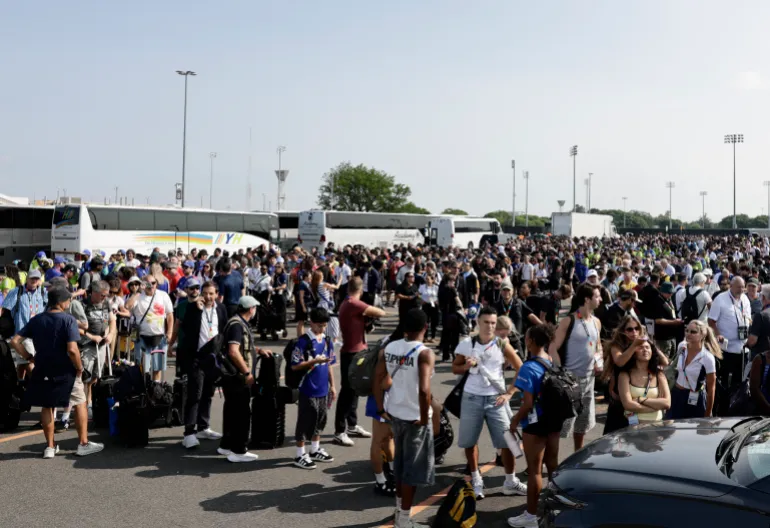 Football football - coupe du monde de la FIFA 2026 - finale - Espagne / Argentine - New York/New Jersey Stadium, East Rutherford, New Jersey, États-Unis - 19 juillet 2026 les membres des médias et du personnel font la queue à l'extérieur du stade avant le match REUTERS/Jeenah Moon