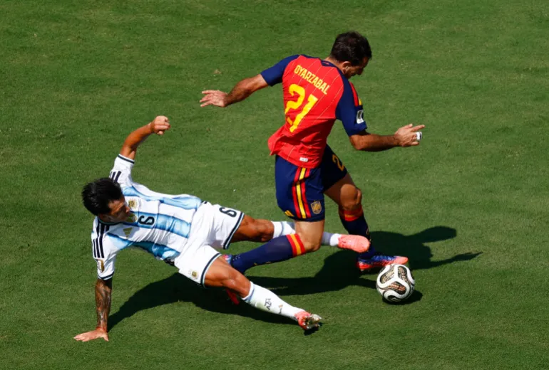 Football football - coupe du monde de la FIFA 2026 - finale - Espagne / Argentine - New York/New Jersey Stadium, East Rutherford, New Jersey, États-Unis - 19 juillet 2026 Lisandro Martinez, de l'Argentine, s'en prend à Mikel Oyarzabal, de l'Espagne, et reçoit une carte jaune REUTERS/Jeenah Moon