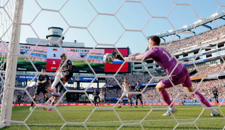 Football football - coupe du monde de la FIFA 2026 - Round de 32 - Allemagne / Paraguay - Boston Stadium, Foxborough, Massachusetts, États-Unis - 29 juin 2026 Orlando Gill du Paraguay en action alors qu'il fait une économie de Kai Havertz REUTERS/Peter Cziborra d'Allemagne