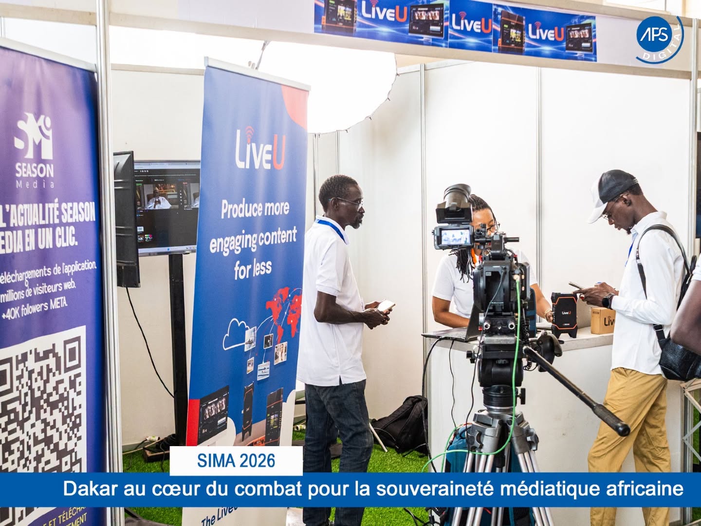 Peut être une image de une personne ou plus, télévision et texte