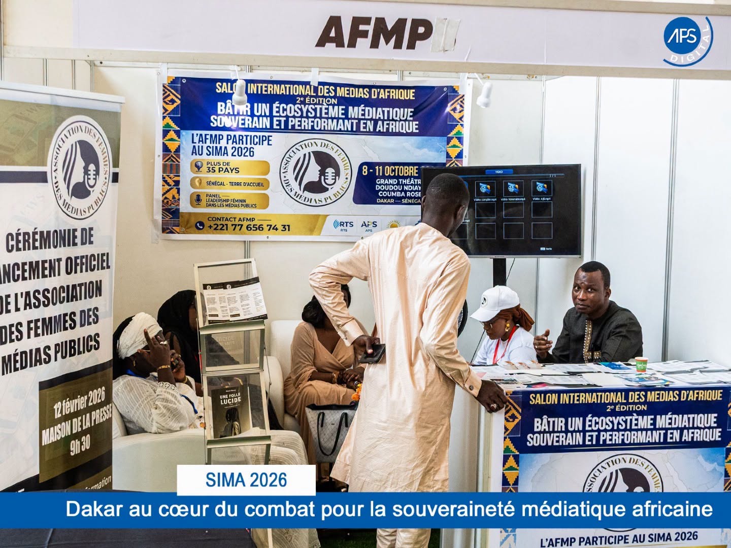 Peut être une image de une personne ou plus, hôpital, estrade et texte