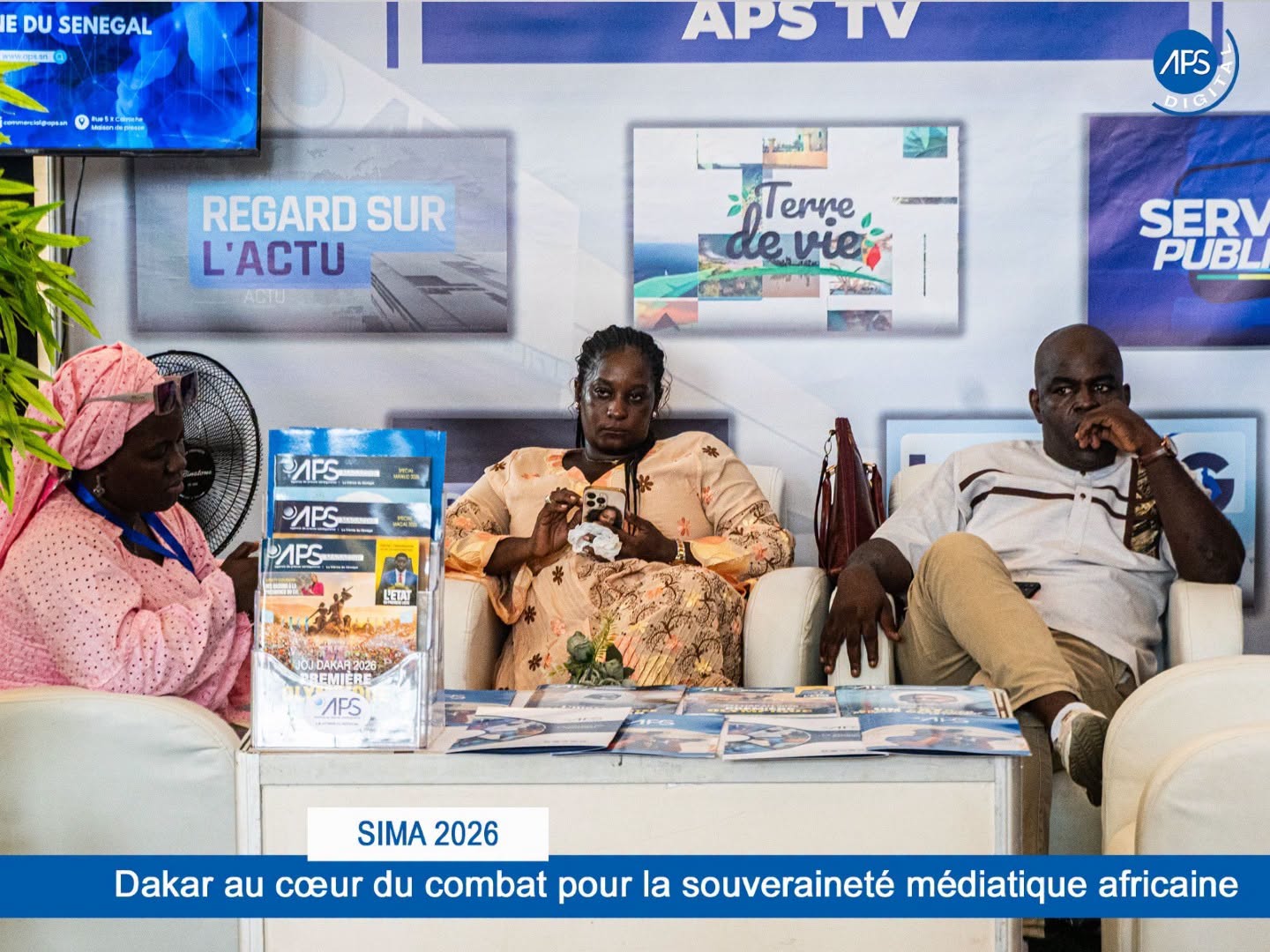 Peut être une image de une personne ou plus, télévision, salle de presse et texte