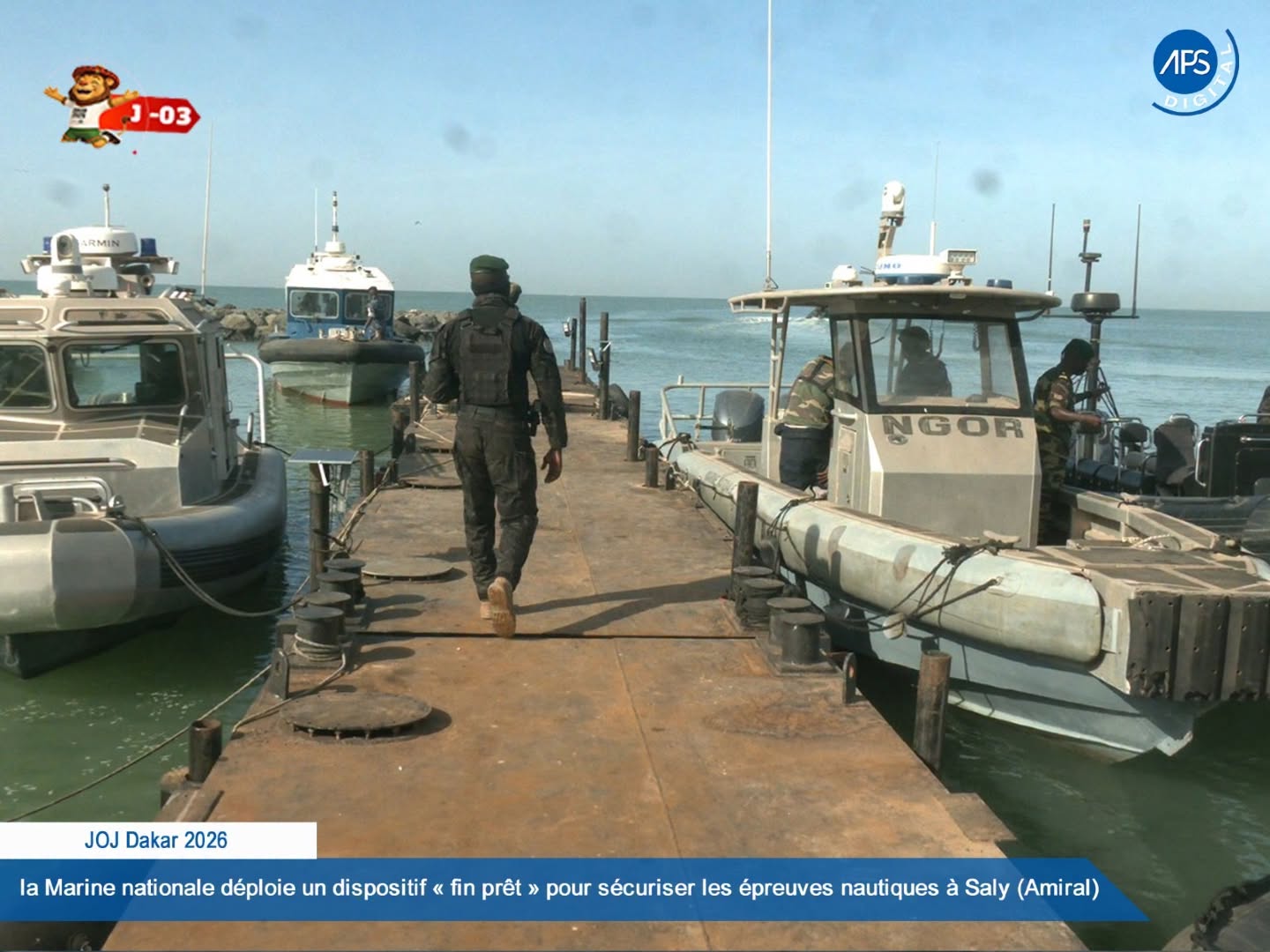 Peut être une image de sous-marin, bateau et texte